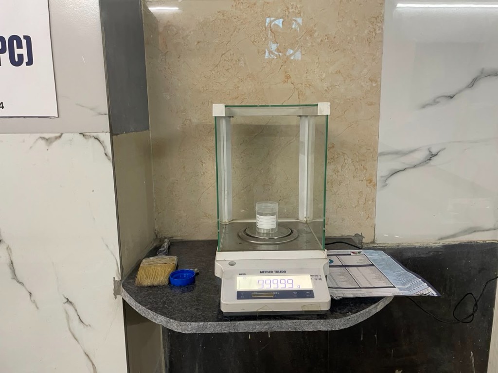 Analytical balance for precision measurement